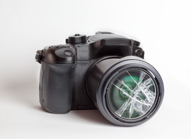 Kırık ön lens ile dijital refleks fotoğraf makinesi. - Fotoğraf, Görsel