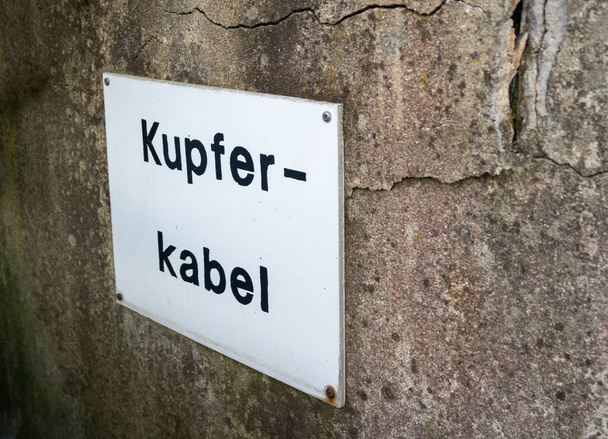 Almanca geri dönüşüm merkezinde bakır kablolar için imza atın - Fotoğraf, Görsel