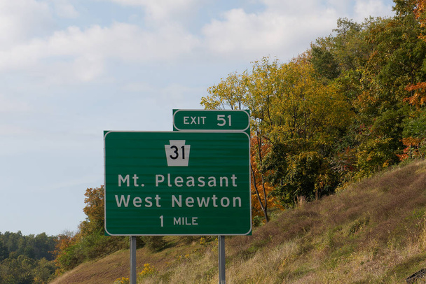 salida 51 de la I-70 hacia PA-31 hacia Mt. Pleasant y West Newton, Pennsylvania - Foto, imagen