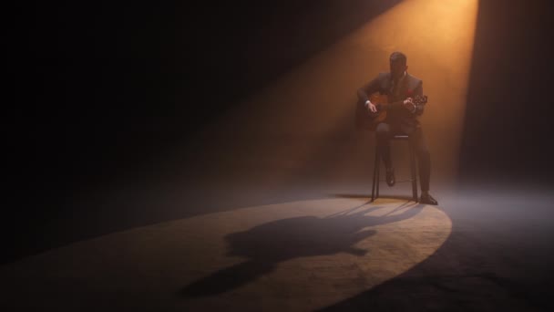 Mies muodollisissa vaatteissa pitäen kitaraa ja istuen syöttötuolilla keltaisessa valossa. Lahjakas miesmuusikko esiintymässä lavalla jazz-kappaleen kanssa konsertin aikana ja nauttimassa soittimesta. - Materiaali, video