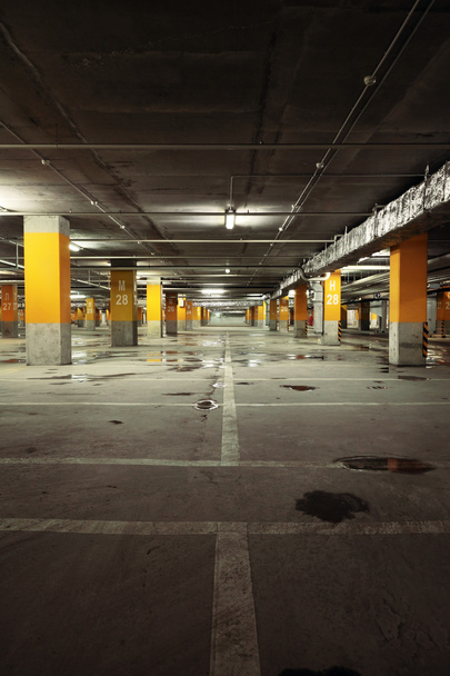 Görüntü garaj yeraltı iç, karanlık endüstriyel bu park yeri - Fotoğraf, Görsel