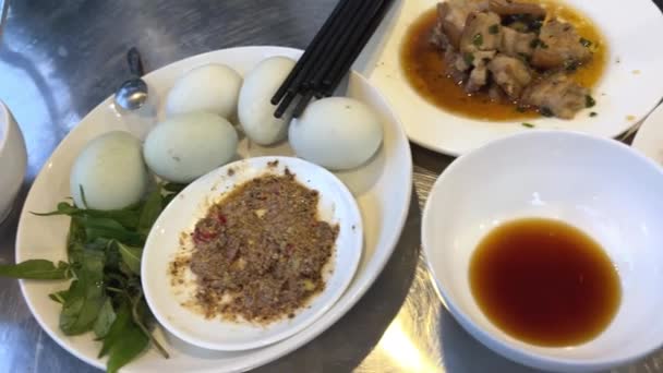 Œuf avec embryon vietnamien délicatesse. Balut a fait bouillir un embryon de canard en développement à Hoi An, au Vietnam. cuisine spéciale dans les pays asiatiques. - Séquence, vidéo