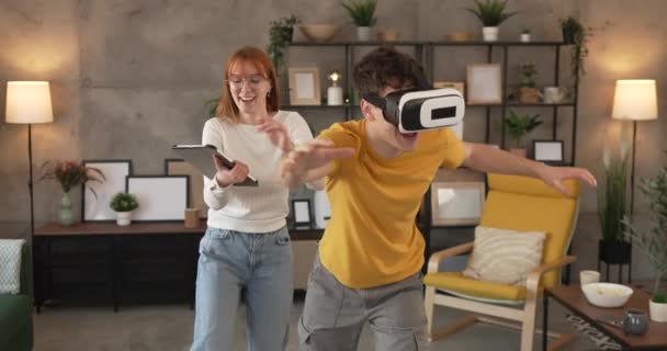 hombre joven pareja macho en casa disfrutar de realidad virtual VR auriculares - Metraje, vídeo