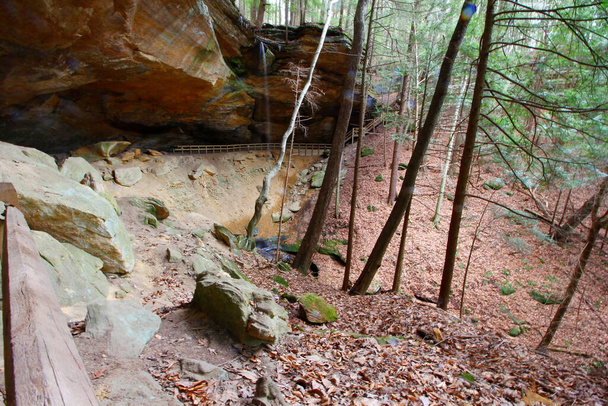 Vistas en Whispering Cave, Hocking Hills State Park, Ohio - Foto, imagen