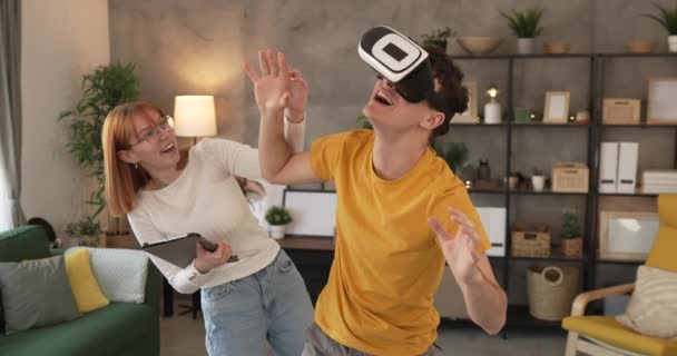férfi fiatal pár férfi otthon élvezze virtuális valóság VR headset - Felvétel, videó