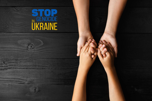 Kinderen die elkaar vasthouden met woorden... stoppen genocide in Ukraine. concept heeft hulp en ondersteuning nodig, de waarheid zal winnen - Foto, afbeelding