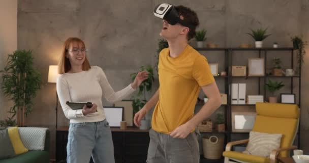 homem jovem casal masculino em casa desfrutar de realidade virtual VR fone de ouvido - Filmagem, Vídeo
