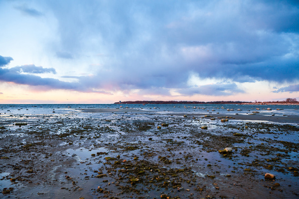 Naplemente felett a sziklás partján a Balti-tenger - Fotó, kép