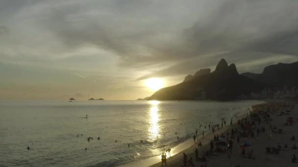 Luft- und Drohnenaufnahmen vom Strand von Ipanema und Leblon während des Sonnenuntergangs in Rio de Janeiro - Filmmaterial, Video