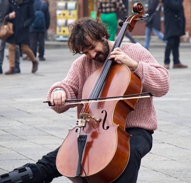 Bologna - 31 dicembre 2023: Busker suona il violoncello a Bologna. Busking sulla strada. - Foto, immagini