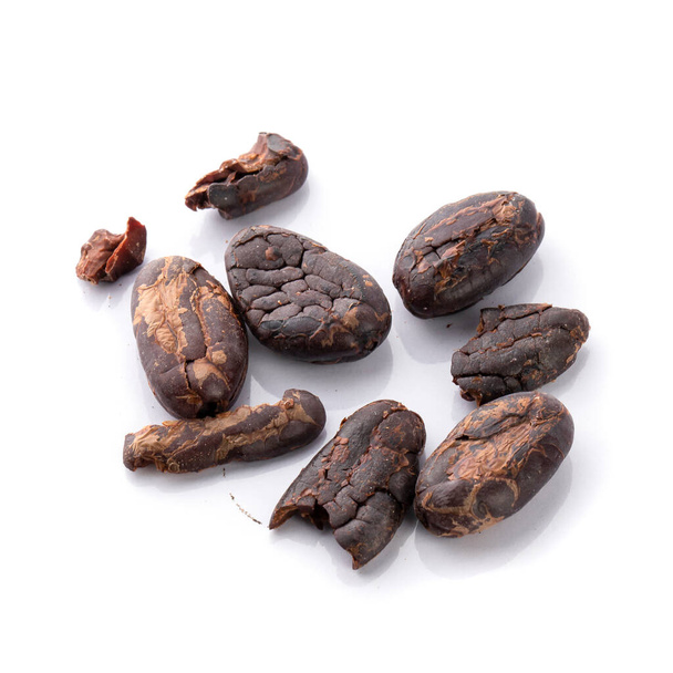 Сушені боби какао ізольовані на білому тлі - Фото, зображення
