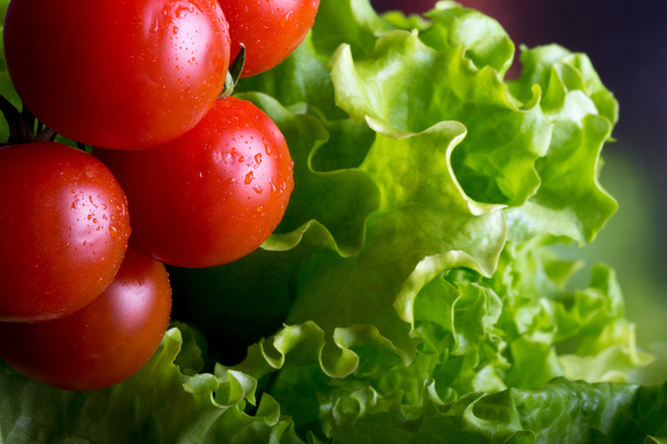 Tomates cereja frescos e salada verde
 - Foto, Imagem