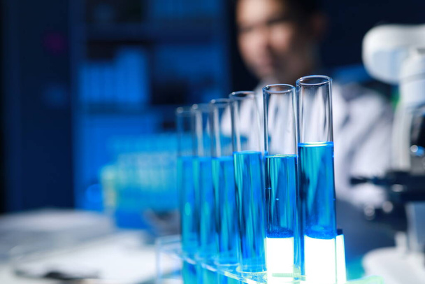 Um químico está testando um produto químico recém-descoberto usando uma variedade de equipamentos científicos em seu laboratório, a atmosfera de trabalho no laboratório, enquanto os cientistas estão fazendo pesquisa. - Foto, Imagem