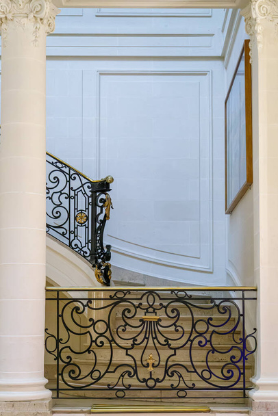 Merdiveni olan eski binanın girişi - Fotoğraf, Görsel