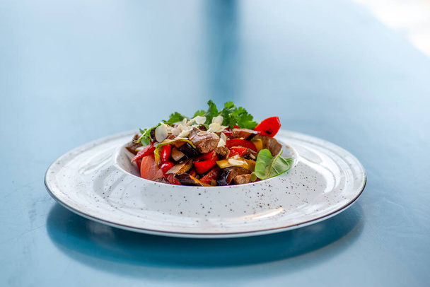 frischer Salat mit Gemüse auf weißem Tisch - Foto, Bild