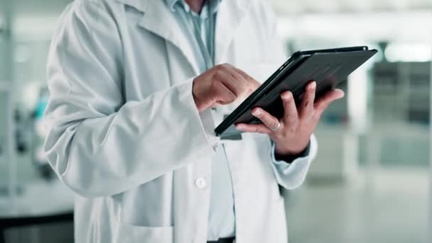 Araştırmalar, sağlık hizmetleri ya da hastanedeki bilgiler için tablet kullanan kişi, doktor ve eller. Klinikte çevrimiçi tarama, ağ oluşturma veya arama teknolojisi üzerinde çalışan cerrahların kapatılması. - Video, Çekim