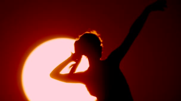 Happy free Woman enjoying in Sea Sunset. Silhouetted against the sunset, sunrise Sun on the palm - Metraje, vídeo