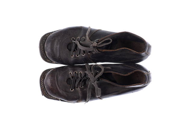 régi fekete sícipő elszigetelt fehér háttér - Fotó, kép