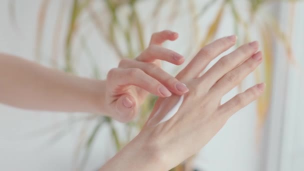 Mooie vrouw handen aanbrengen crème of lotion. Spa en manicure concept. Zachte huid, huidverzorging concept. Handhuidverzorging - Video
