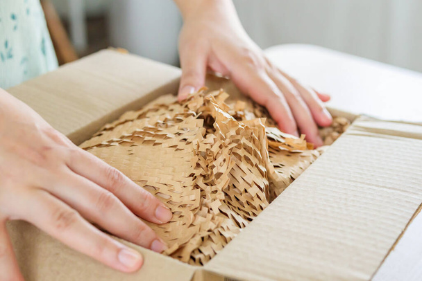 Envoltura de panal de papel marrón ecológico para embalaje de productos caja de cartón - Foto, imagen