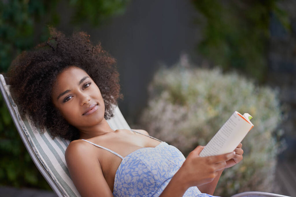 Африканець, жінка і книга на курорті для відпочинку, спокою і холоду у відпустці. Щасливий, природний портрет темношкірої жінки, що читає в природі, відступає і у відпустці впевненість у літньому вбранні. - Фото, зображення