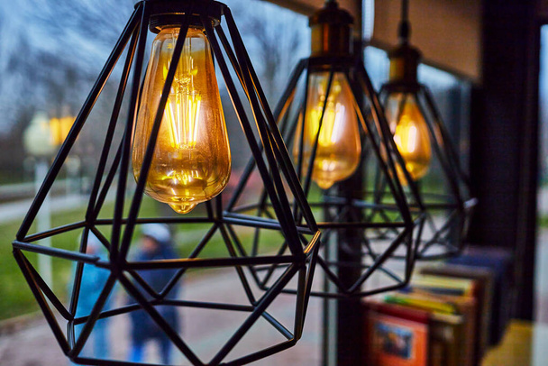 Dekorative moderne LED-Lampen im Retro-Edison-Lampenstil in einem Straßencafé - Foto, Bild