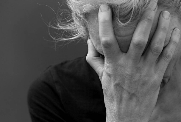 Mulher rezando com fundo cinza, retrato de estúdio  - Foto, Imagem