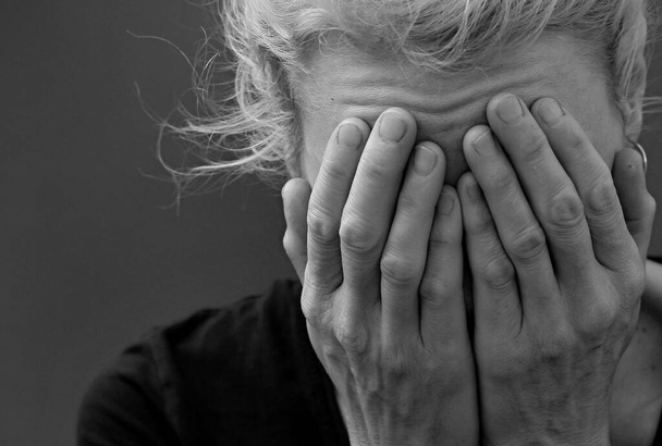 Mulher rezando com fundo cinza, retrato de estúdio  - Foto, Imagem