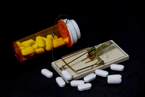 Verslaafd en gevangen op recept pillen - Foto, afbeelding