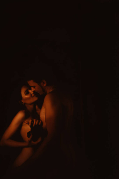 Sexy pareja desnuda desnuda abrazando, besando y fotografiando de selfie en cámara en reflejo del espejo. Joven hermosa mujer fotógrafa y hombre atractivo. Desenfoque de movimiento - Foto, Imagen