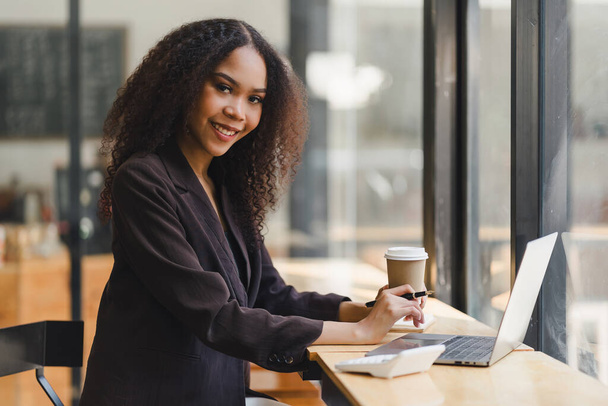 Confiada mujer de negocios afroamericana con computadora portátil en Café - Foto, imagen