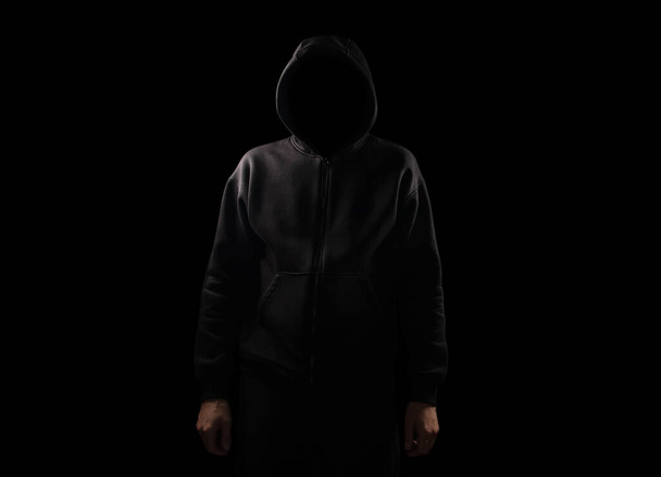 Silhouette de l'homme dans le capot ou hooligan sur fond sombre avec espace de copie, - Photo, image