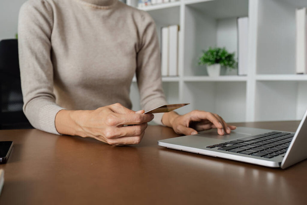 Žena provést nákup na internetu, aby on-line platební karta na notebooku. - Fotografie, Obrázek