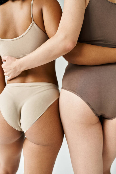 Monipuolinen naiset seisovat pastelli alusvaatteet. - Valokuva, kuva