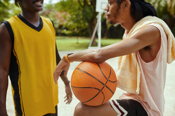 Παίκτες μπάσκετ μιλάμε μετά το παιχνίδι στο εξωτερικό γήπεδο - Φωτογραφία, εικόνα