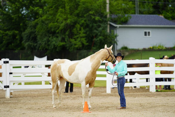 Fond du Lac, Wisconsin / USA - 17 luglio 2019: Giovane ragazza a cavallo in mostra in un ranch pubblico a Fond du Lac, Wisconsin - Foto, immagini