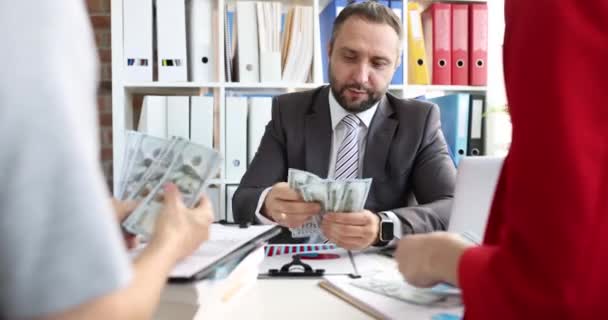 Команда бізнесменів рахує гроші за робочим столом. Підвищити концепцію прибутковості бізнесу
 - Кадри, відео