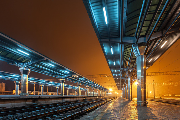 夜の鉄道駅。霧の駅のプラットフォーム。鉄道 - 写真・画像