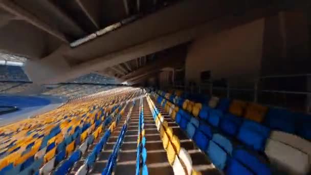 FPV-lento, stadion. Kaupunkimaisema vuorokaudenaikaan. Näkymä ylhäältä valaistulle stadionille pelejä ja faneja. Stadion, Kiova, Ukraina, Jalkapallostadion kenttä, jalkapallo tausta, ulkona urheilu  - Materiaali, video