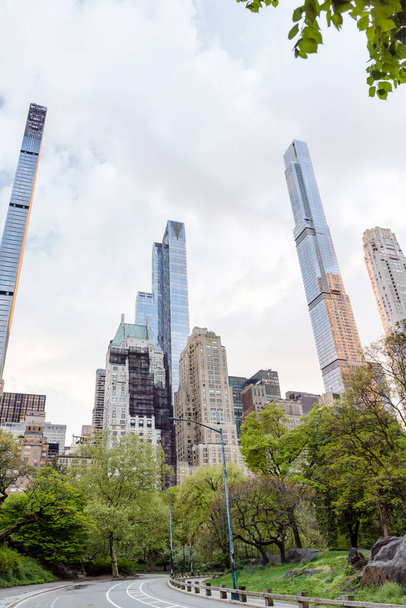 Manhattan Wolkenkratzer und Central Park Straße - Foto, Bild