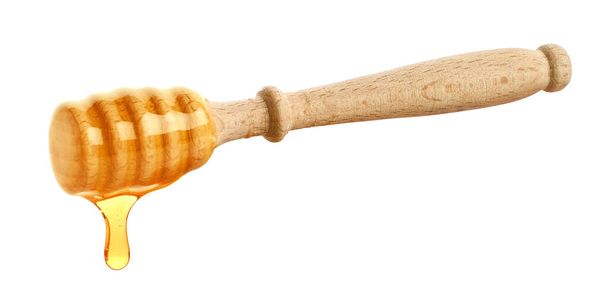 Holzdipper mit Honigtropfen isoliert auf weißem Hintergrund - Foto, Bild