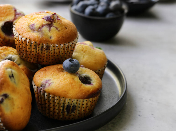 muffins de postre de esponja con bayas frescas - Foto, Imagen