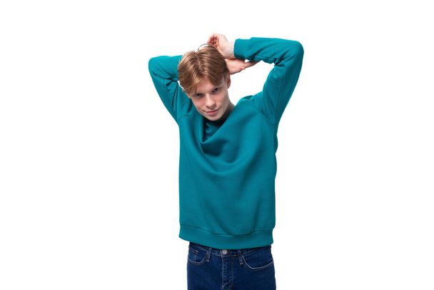 jovem autêntico homem bonito com cabelo vermelho vestindo uma camisola azul. - Foto, Imagem