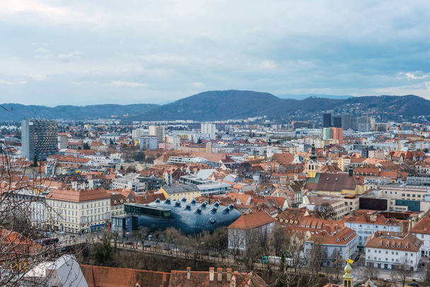 Widok z lotu ptaka na miasto Graz zimą, Austria. - Zdjęcie, obraz