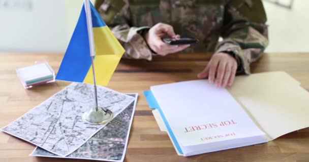 Militaire spion fotografeert top secret document over de planning van tegenoffensief door Oekraïense troepen in Rusland close-up 4k film slow motion. Intelligentie en lekken van informatie tijdens de oorlog in Oekraïne - Video