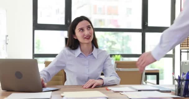 Geschäftskollegen streiten sich und spielen im Büro eine Schere aus Papier. Richtiges unternehmerisches Entscheidungskonzept - Filmmaterial, Video