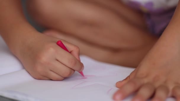 Primer plano de las niñas mano con lápiz. Foto de alta calidad - Metraje, vídeo