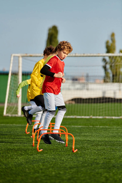 Dwoje dzieci, chłopiec i dziewczynka, są zaangażowani w porywającą grę w piłkę nożną na bujnym zielonym polu. Kopią piłkę tam i z powrotem, wykazując umiejętności, energię i koleżeństwo, gdy rywalizują w przyjacielskim meczu.. - Zdjęcie, obraz