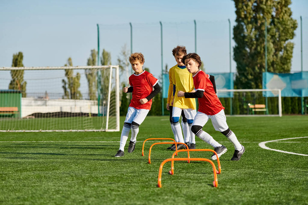 Μια ομάδα νεαρών αγοριών παίζει με ενθουσιασμό ένα παιχνίδι ποδοσφαίρου, κλωτσώντας την μπάλα μπρος-πίσω, τρέχοντας σε όλο το γήπεδο, και πανηγυρίζοντας χαρούμενα τα γκολ που σκόραρε. - Φωτογραφία, εικόνα
