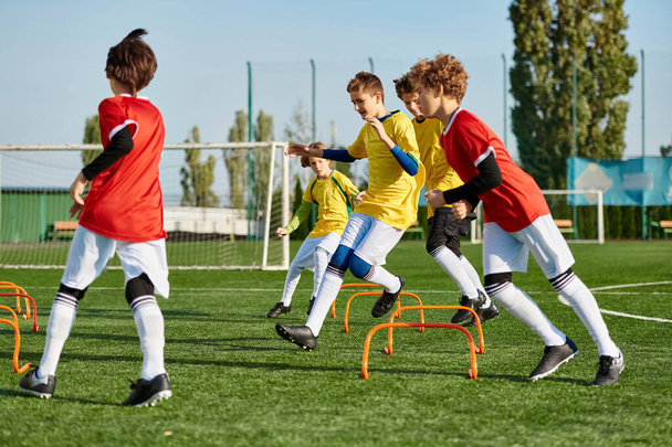Живая сцена разворачивается, когда группа мальчиков с энтузиазмом играет в футбол, пиная мяч с мастерством и энергией на солнечном поле. - Фото, изображение